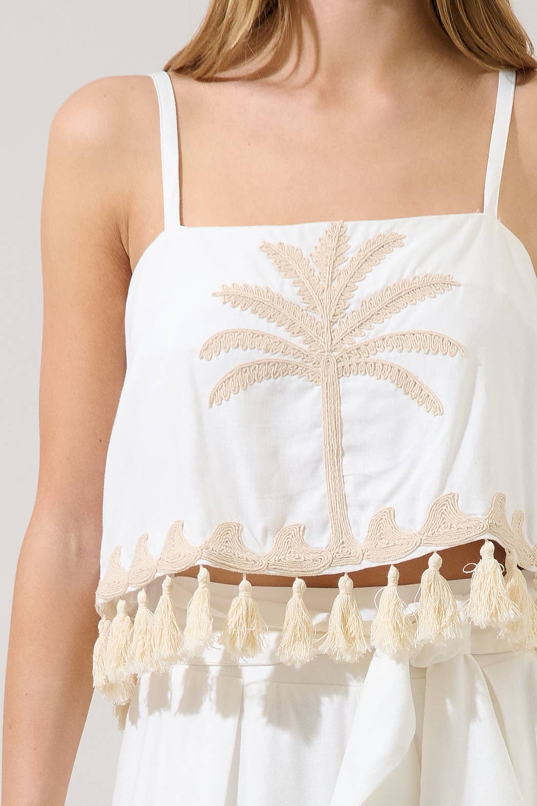 Sugarlips - Biela Palm Tassel Trim Crop Top