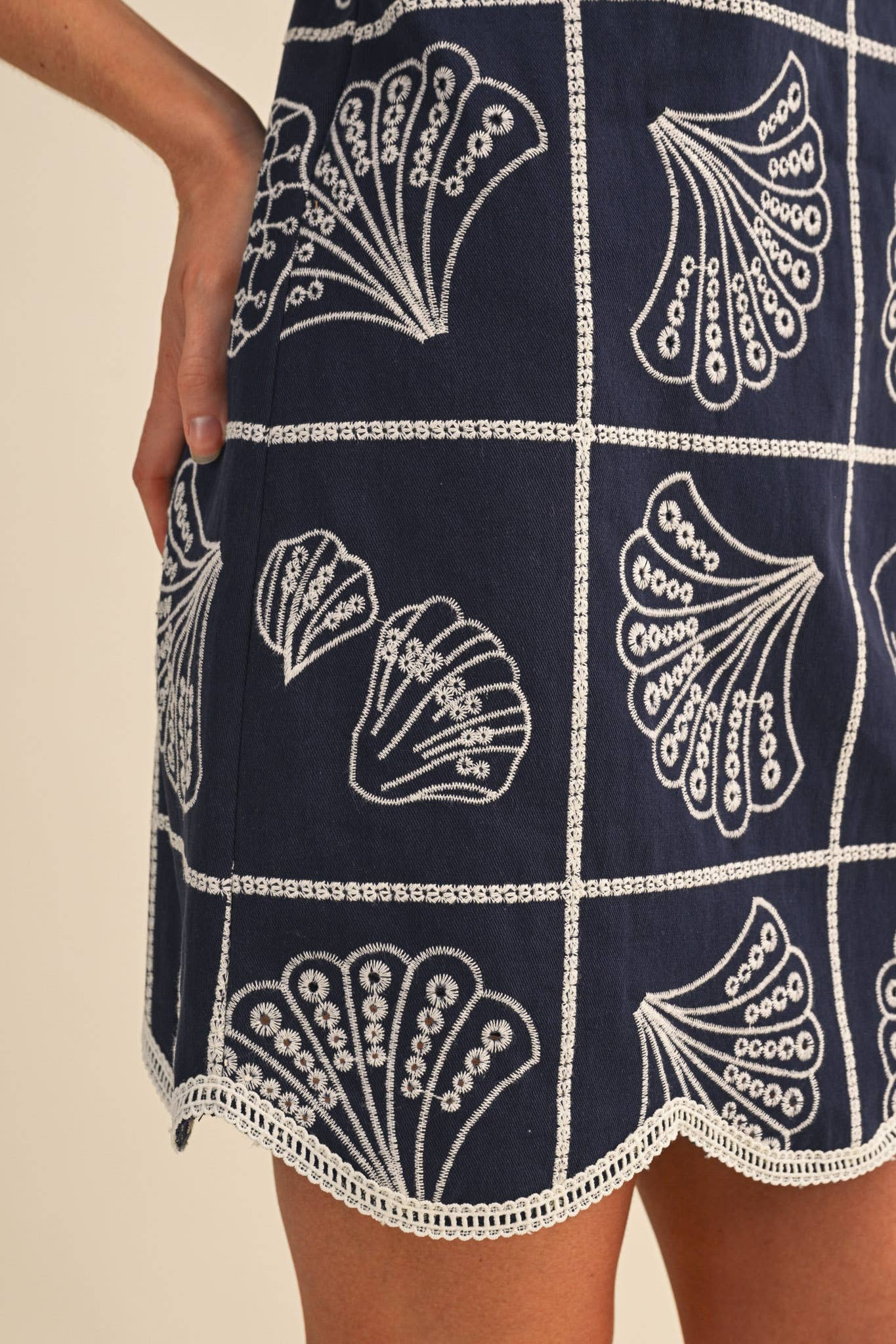 &MERCI - EMBROIDERED SHELLS A LINE MINI DRESS MDR4919