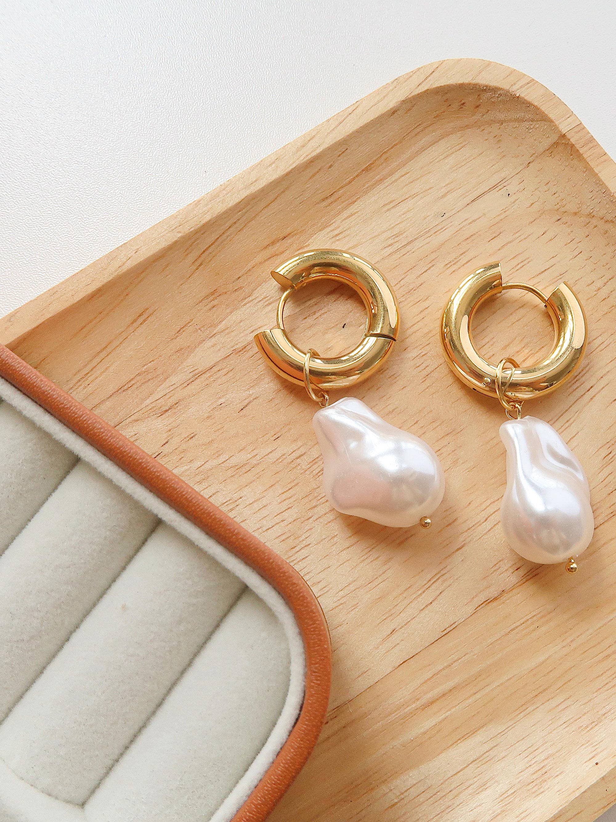 Flânerie by MAIQ - Oceana Gold Statement Large Pearl Earring