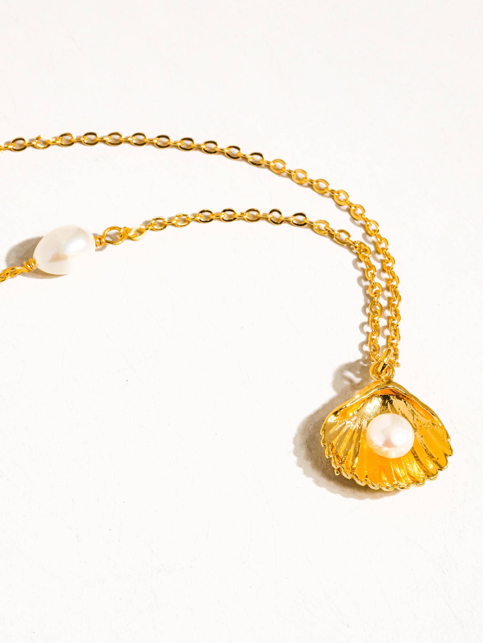 Flânerie by MAIQ - Daphne 18K Gold Pearl Shell Necklace