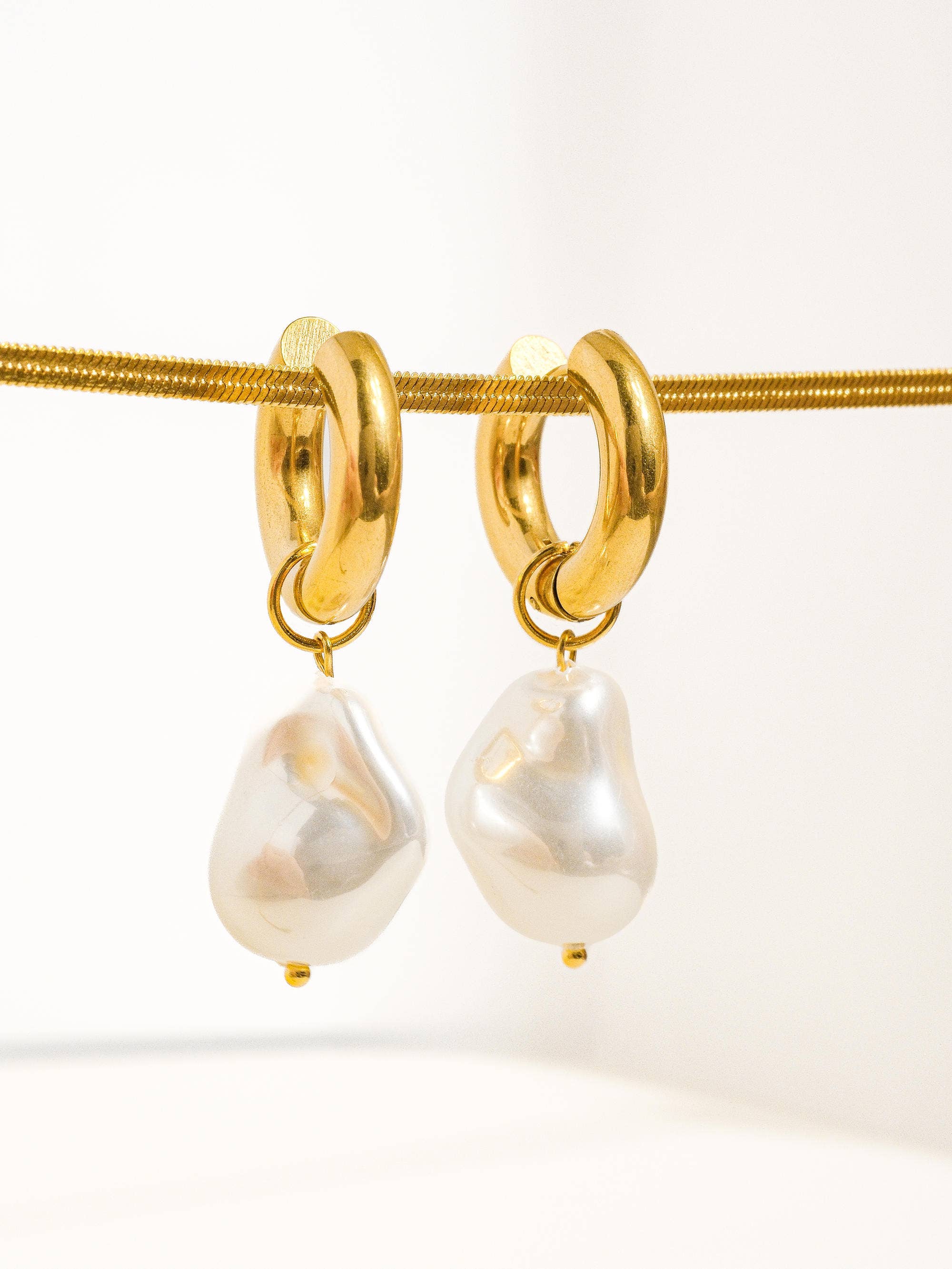 Flânerie by MAIQ - Oceana Gold Statement Large Pearl Earring