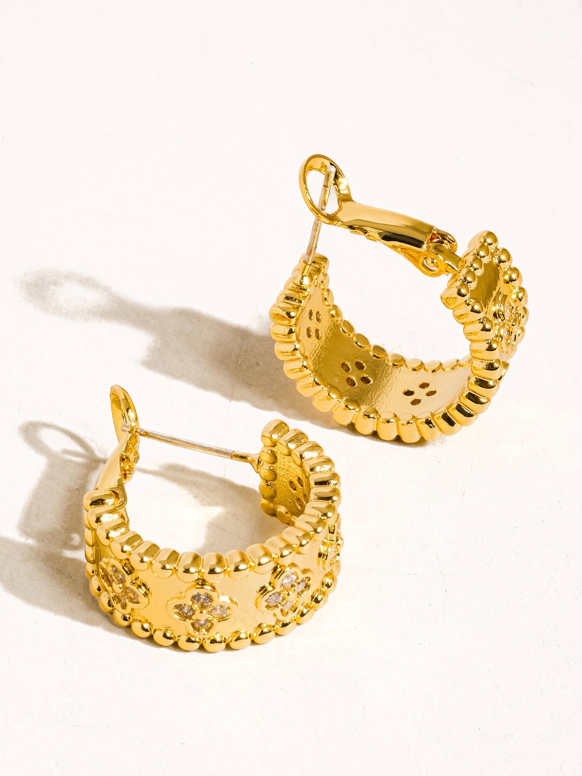 Flânerie by MAIQ - Ismaël 18K Gold Vintage Floral Hoop Earring