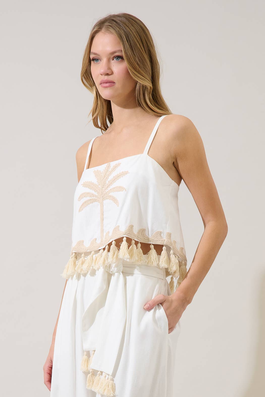 Sugarlips - Biela Palm Tassel Trim Crop Top