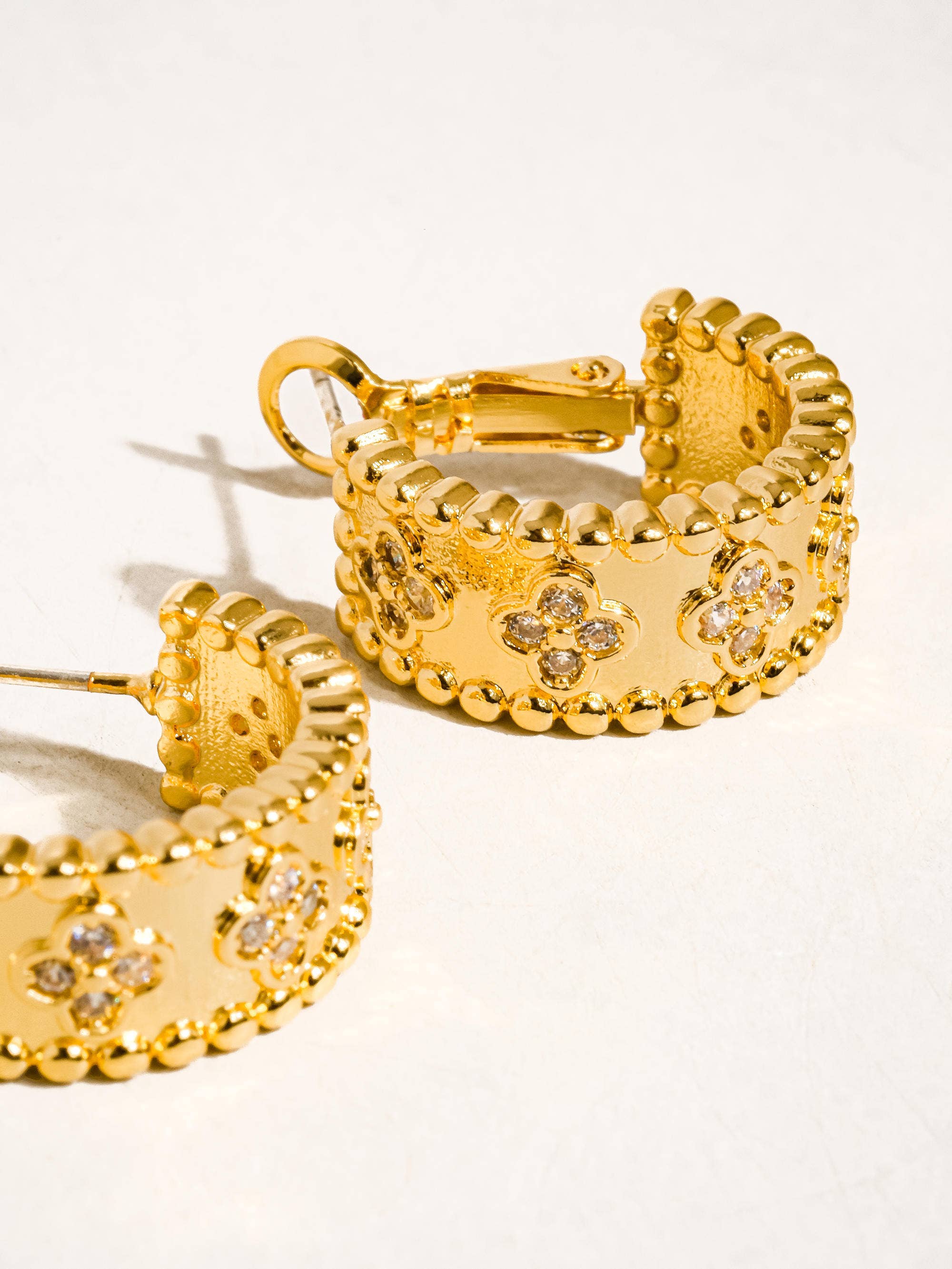 Flânerie by MAIQ - Ismaël 18K Gold Vintage Floral Hoop Earring